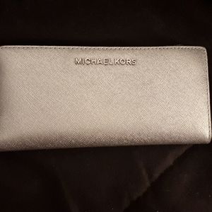 Micheal Kors Jet Set Travel Wallet